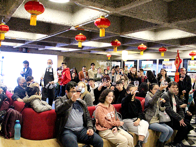 La comunidad reunida en el Instituto Confucio. 