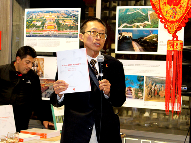 Mingjun Yuan, director del Instituto Confucio, con el libro "chino paso a paso 2"