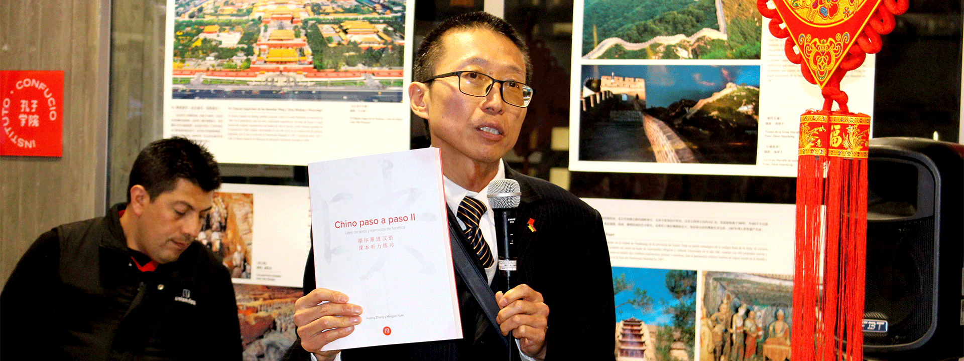 Mingjun Yuan presentando el libro "chino paso a paso 2". 