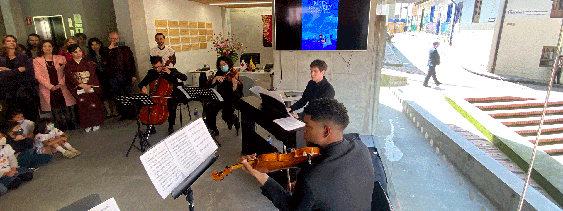 Grupo musical uniandino interpretando música de Studio Ghibli.