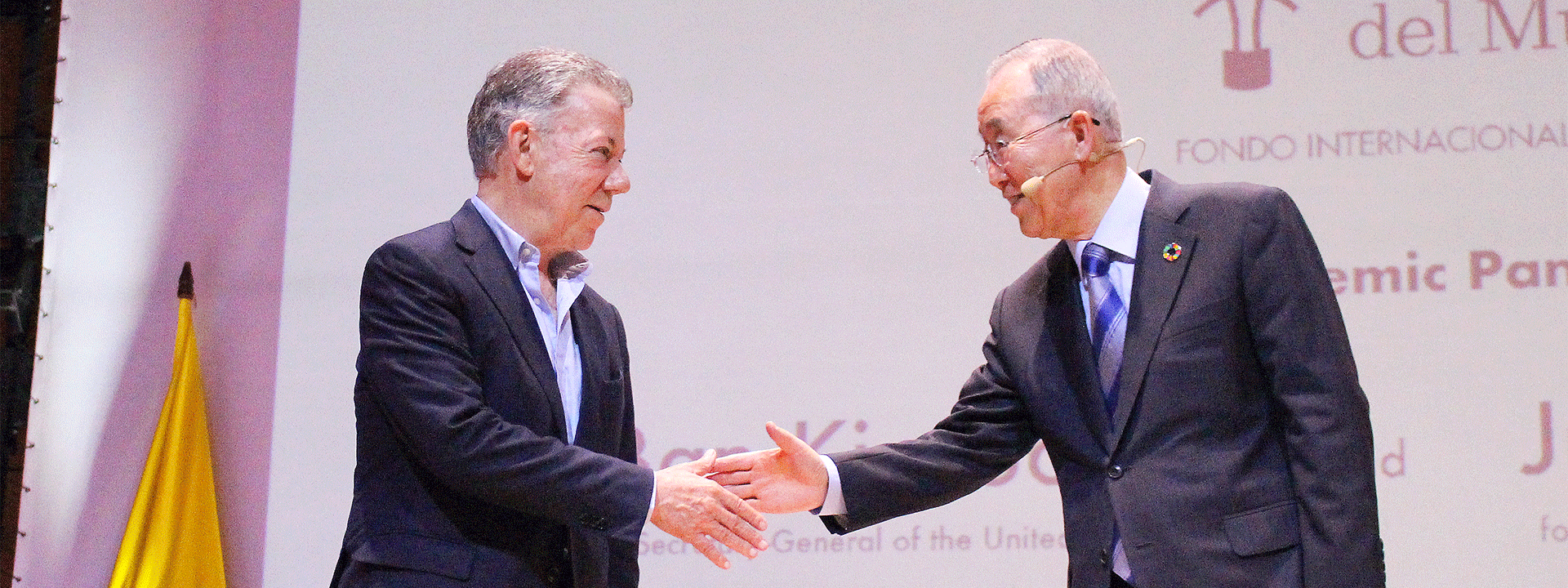 El saludo entre el ex presidente de Colombia y Ban Ki.