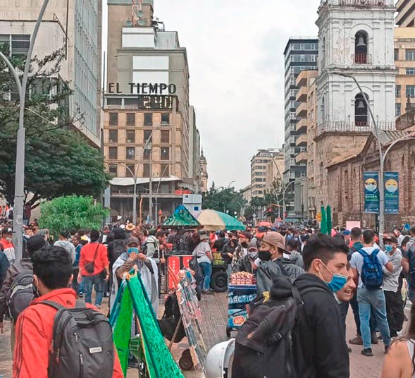 Fotografía 2: Una protesta en las calles de Bogotá, 28 de abril del 2021, Fuente: David Santiago Arias Gómez.